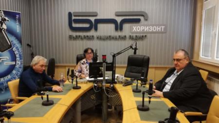 Огнян Минчев, Росен Карадимов и водещата Диана Янкулова в студиото на „Хоризонт“ и предаването „Неделя 150“
