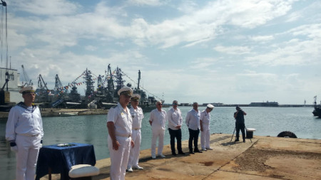 Началникът на обраната адмирал Емил Ефтимов и командирът на ВМС контраадмирал Кирил Михайлов откриха символично ремонтирания хелинг във Военноморската база в морската столица.