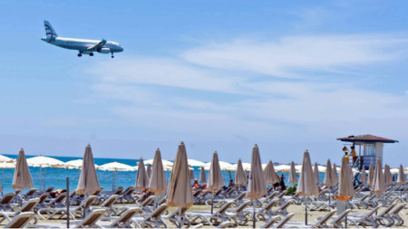 Самолет прелита над един от плажовете в Кипър