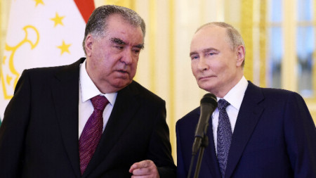 Президентът на Таджикистан Емомали Рахмон (вляво) и руският му колега Владимир Путин, 17 март 2025 година.