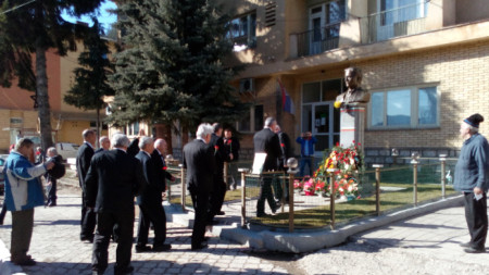 Поклонение пред паметника на Васил Левски в Босилеград