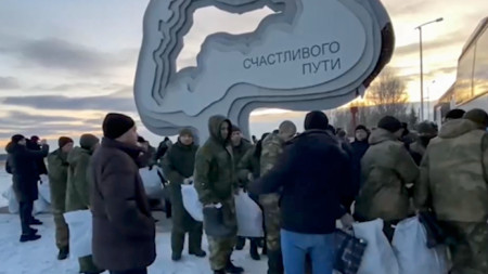 Кадър от видео, предоставено от руското министерство на отбраната на 16 февруари 2023 г., показва група руски военнопленници, които получават пакети с храна след размяната на неразкрито място в района на Белгород, Русия.
