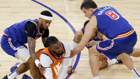 Нападателят на Финикс Сънс Джей Краудър се опитва да преодолее играчи на Голдън Стейт Уориърс по време на мача им в НБА в Chase Center в Сан Франциско