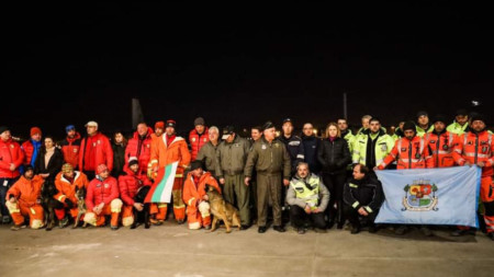 Първите завърнали се български спасители от Турция се приземиха на летище София 