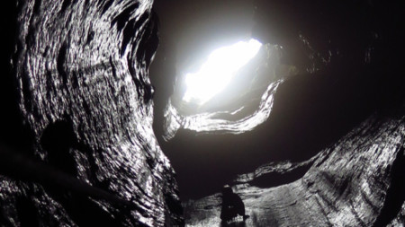Входът на пещерата Колкина дупка прилича на кладенец,