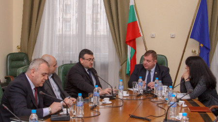 На срещата заради напрежението в Габрово, свикана от вицепремиера Каракачанов, 
присъстват министър Младен Маринов и главният секретар на МВР Ивайло Иванов. 