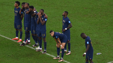 Футболистите на Франция ще поздравят феновете си.