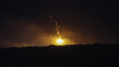 Снаряд, изстрелян от израелската армия, поразява обект в северната част на Газа, 29.10.2025 г.