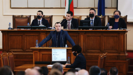 Депутатът Петър Петров от „Възраждане“ говори от трибуната на Народното събрание, 7 януари 2021 г.