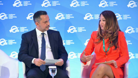 Анна Натова, заместник-министър на транспорта и съобщенията (вдясно) по време на форума в Солун
