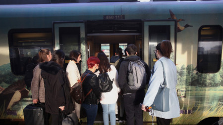 Пътниците се качват на влак, заминаващ от централната жп гара в Атина, 3 април 2023 г. От днес пътническите влакове по жп линията Атина-Солун се връщат в експлоатация, повече от месец след катастрофата (28 февруари) с 57 жертви.