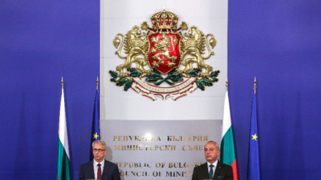 Досегашният министър-председател Гълъб Донев (вдясно) и новият - Николай Денков - на церемонията по предаване на властта в Министерския съвет - София, 6 юни 2023