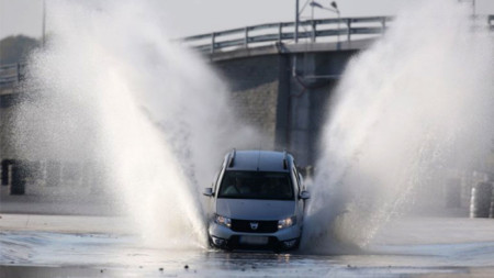 При шофиране с неподходящи гуми рискът от аквапланинг върху мокра настилка се увеличава