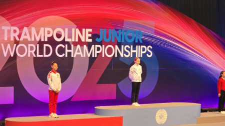 Никол Филипова /в ляво/