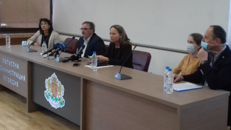 Доц. Ангел Кунчев заедно с представители на Областния кризисен щаб в Пловдив