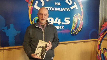 Авторът със сборника си в студиото на Радио София