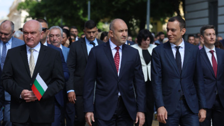 De la stânga la dreapta: prim-ministrul în exercițiu Dimitar Glavcev, președintele Rumen Radev și primarul Sofiei, Vasil Terziev