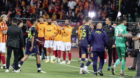 Финалът за Суперкупата на Турция продължи само две минути