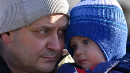 Баща и син след успешна евакуация от населено място недалеч от Киев