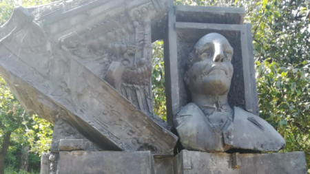 Паметникът – барелеф на Панчо Владигеров в Габрово, е тържествено открит през 1981 година, три години след смъртта му