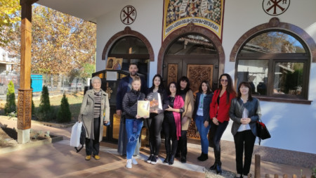 Ученици и учители дариха препис на „Неделника” на храм в Горна Оряховица