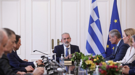 Заседание на служебното правителство в Гърция, председателствано от премиера Йоанис Сармас (в центъра), Атина, май 2023 г.