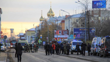 Органите на реда разследват след взрива в Архангелск.