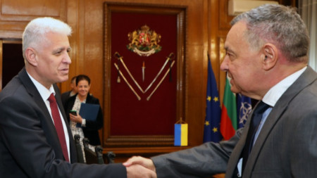 Еl ministro interino de Defensaр, Dimitar Stoyanov (a la izquierda) y el embajador de Ucrania en Bulgaria, Vitaliy Moskalenko 