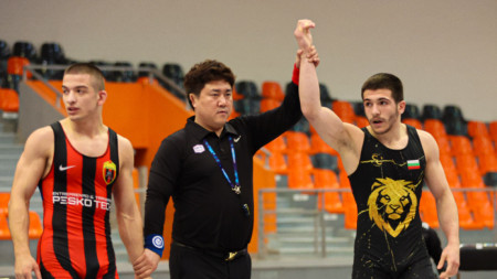 Калоян Атанасов (в дясно) достигна до първия си финал на турнира 