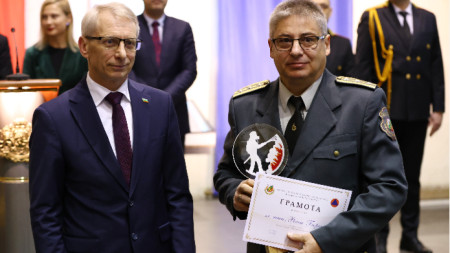От името на Росен Борисов наградата получава директорът на шуменската пожарна комисар Иван Иванов