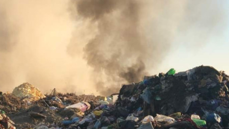 Гори сметището за строителни отпадъци край Хасково  На място са изпратени