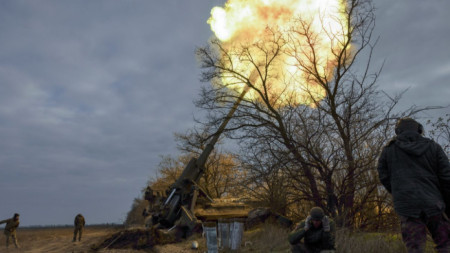 Украински войници стрелят с 203-милиметрово самоходно оръдие 