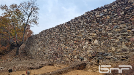 Късноантичната крепостна стена