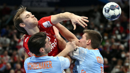 Дания стана първият полуфиналист на европейското първенство по хандбал след