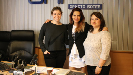 Виктория Василенко, Ива Дойчинова и Юлия Караатанасова (отляво надясно)