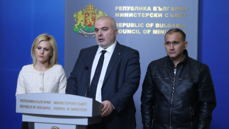 Депутатът от ГЕРБ Маноил Манев (в средата) с бащата на убитата Андрея от Галиче - Асен Руменов, и Сийка Милева - говорителката на главния прокурор 