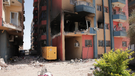 Щети по жилищна сграда в столицата на Судан Хартум.