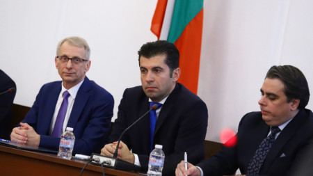 Николай Денков, Кирил Петков и Асен Василев (отляво надясно)  от ПП на среща с парламентарно представени партии във връзка с получаването на втория мандат и приоритетите за съставяне на правителство.