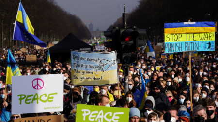 Многохилядна демонстрация в знак на солидарност с Украйна беше организирана