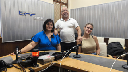 Нешко Нешев и младата певица Димана Стоилова в студиото на БНР Бургас