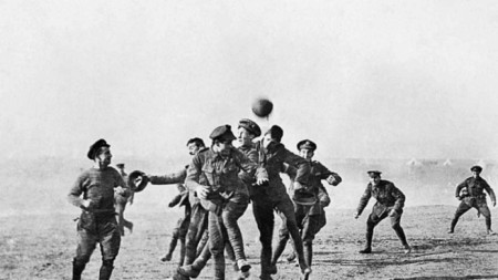 Един от футболните мачове по време на Коледното примирие край Дойран.