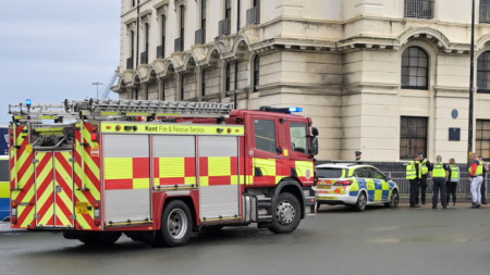 Полицията и пожарната на мястото на нападението в Дувър
