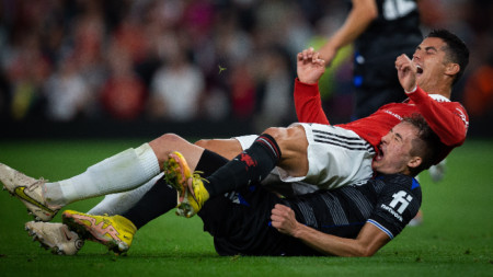 Пачеко от Реал Сосиедад е повалил нападателя на Манчестър Юнайтед Кристиано Роналдо.