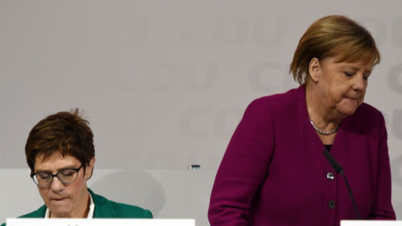 Анегрет Крамп-Каренбауер (вляво) и Ангела Меркел във втория ден на конгреса на ХДС в Хамбург на 8 декември 2018 г.