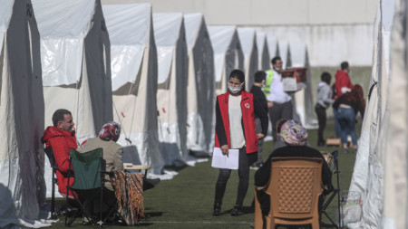 Останалите без дом след земетресението временно са приютени в палатки