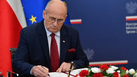 Полският външен министър Збигнев Рау подписва в централата на външното министерство във Варшава, 3 октомври 2022 г.