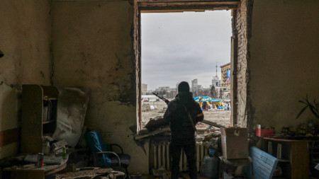 Боец от силите за териториална отбрана на Украйна в повредената сграда на областната администрация в Харков след обстрел в центъра на града, 1 март 2022 г.