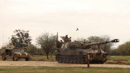 Израелски военни машини се придвижват по границата към ивицата Газа, на неразкрито място в Израел, 11 януари 2024 г.