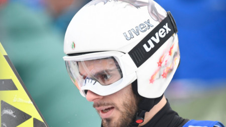 Българският ски скачач Владимир Зографски днес направи последните си три