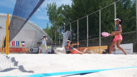 Международни двойки спечелиха турнира по плажен тенис в София от